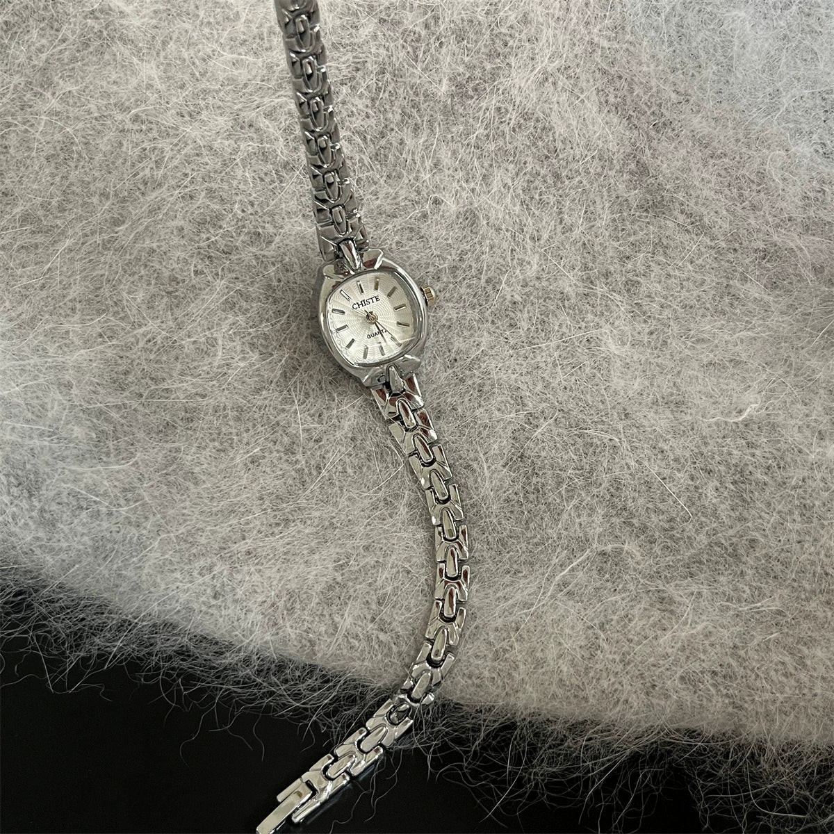 -style Small Square Bracelet Watch