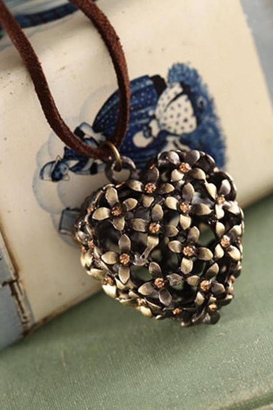 Retro Hollow Out Heart Pendant Necklace