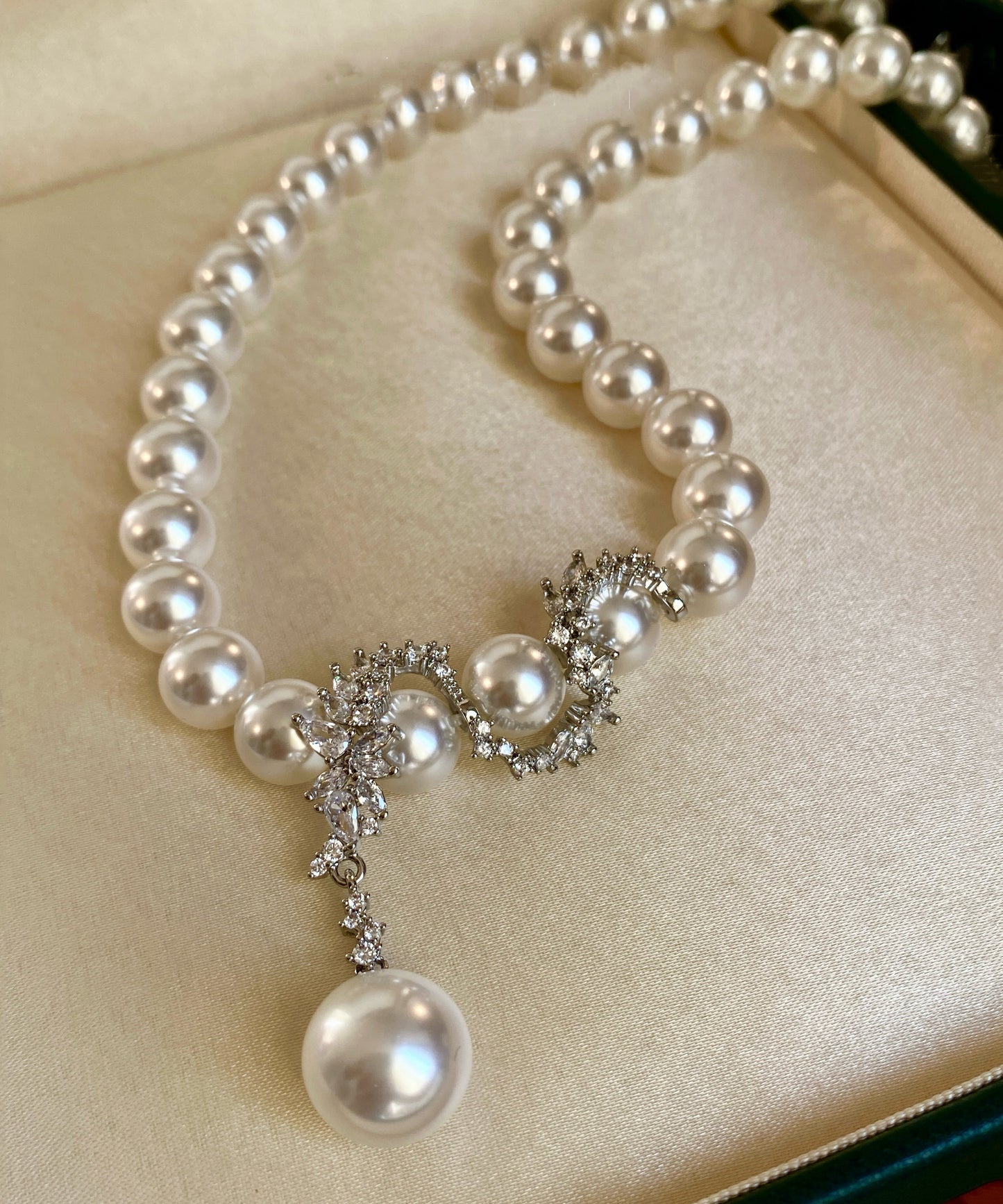 White Pearl Dragon Pattern Pendant Zircon Silver Choker
