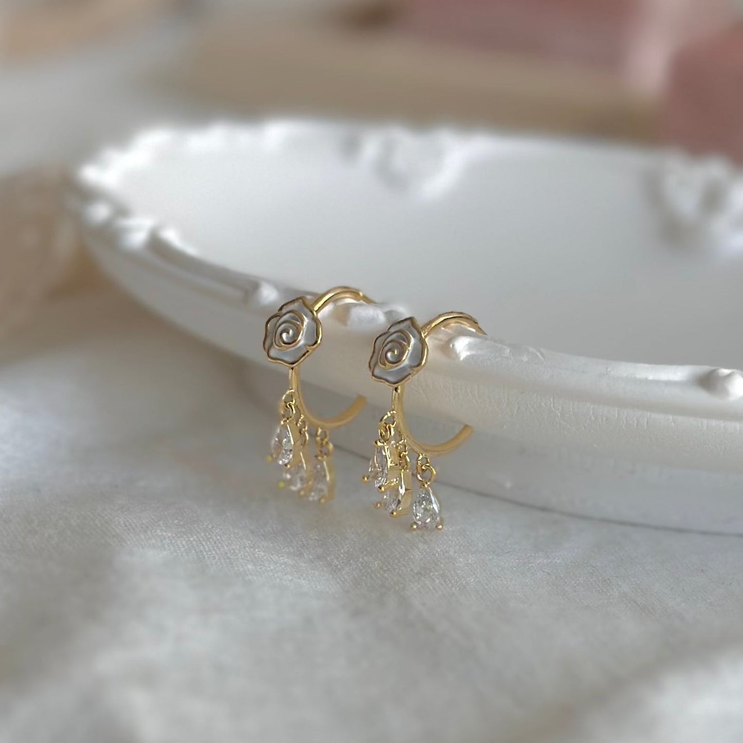 [] Emilia White Rose Earrings