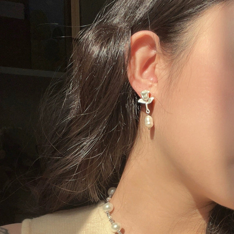 [] White Rose Pearl Earrings