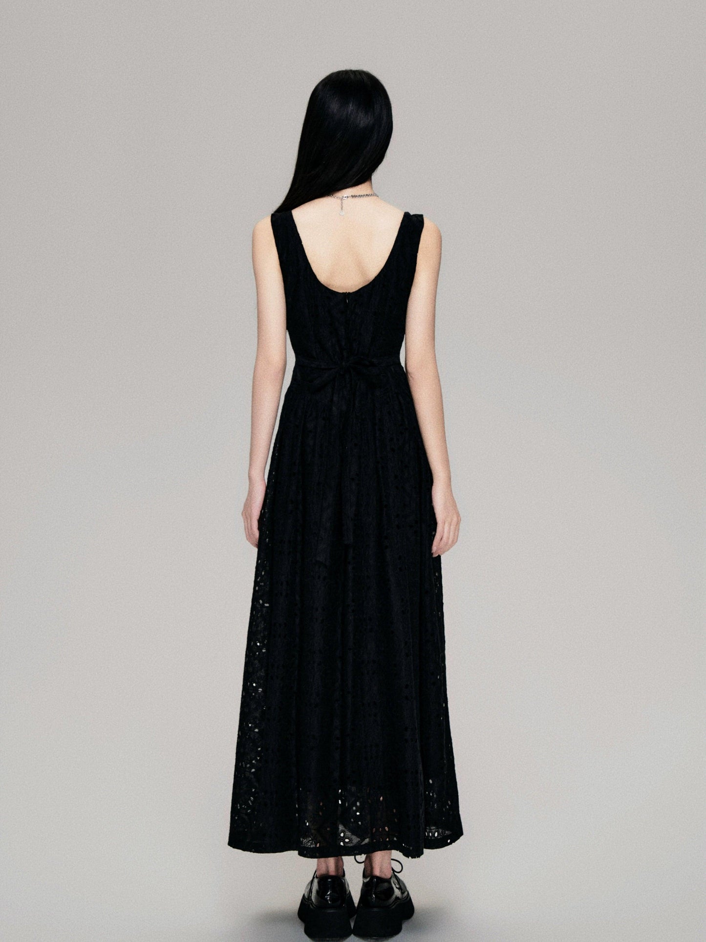 Enchanting Lace Maxi Dress: Romantic Full-length Gown