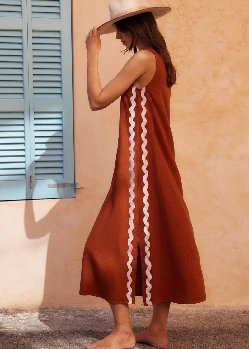 Canyon Trace – Sleeveless Rust Midi Dress With Wavy Trim