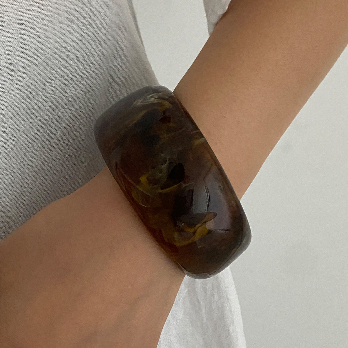 Leidy Glossy Resin Cuff