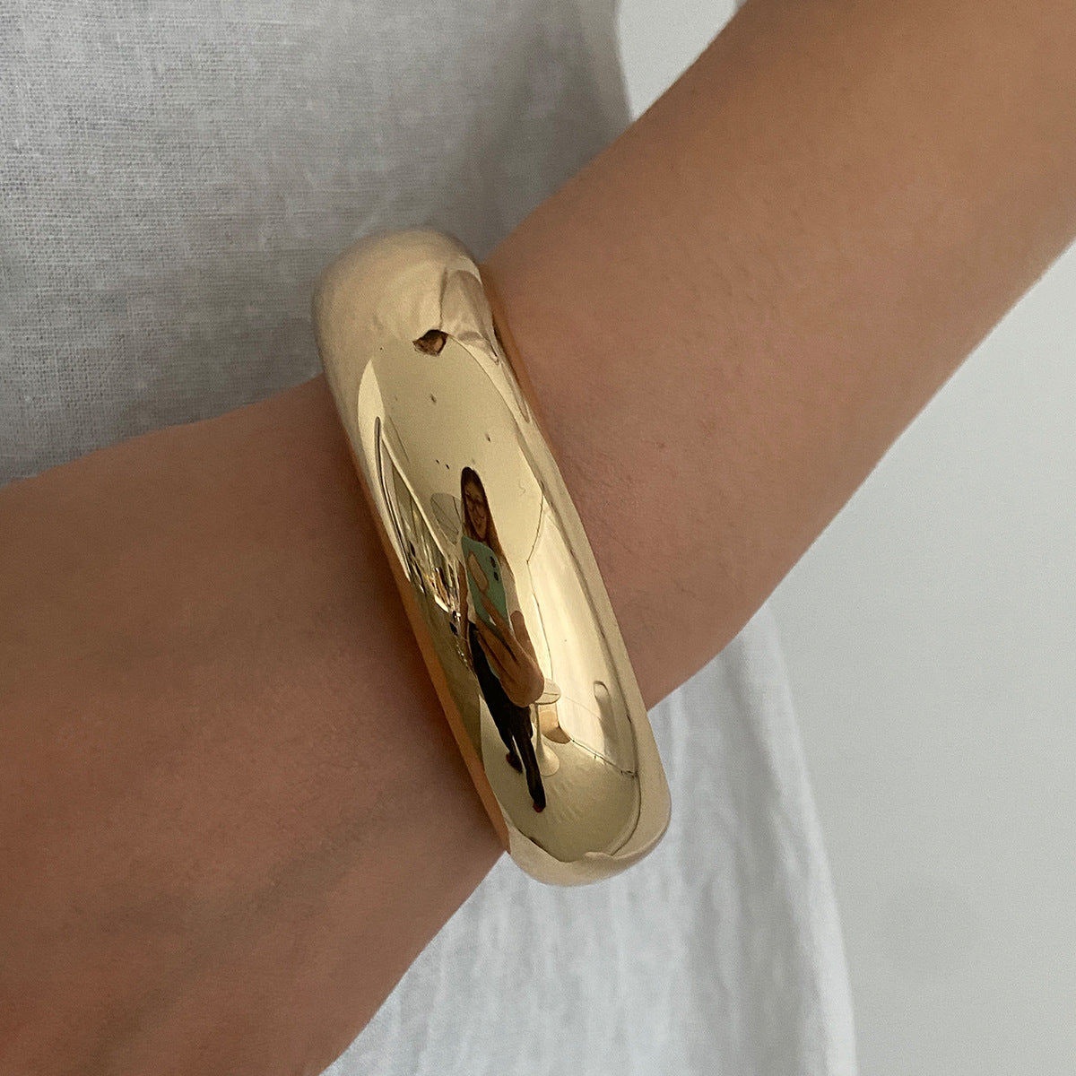 Leidy Glossy Resin Cuff