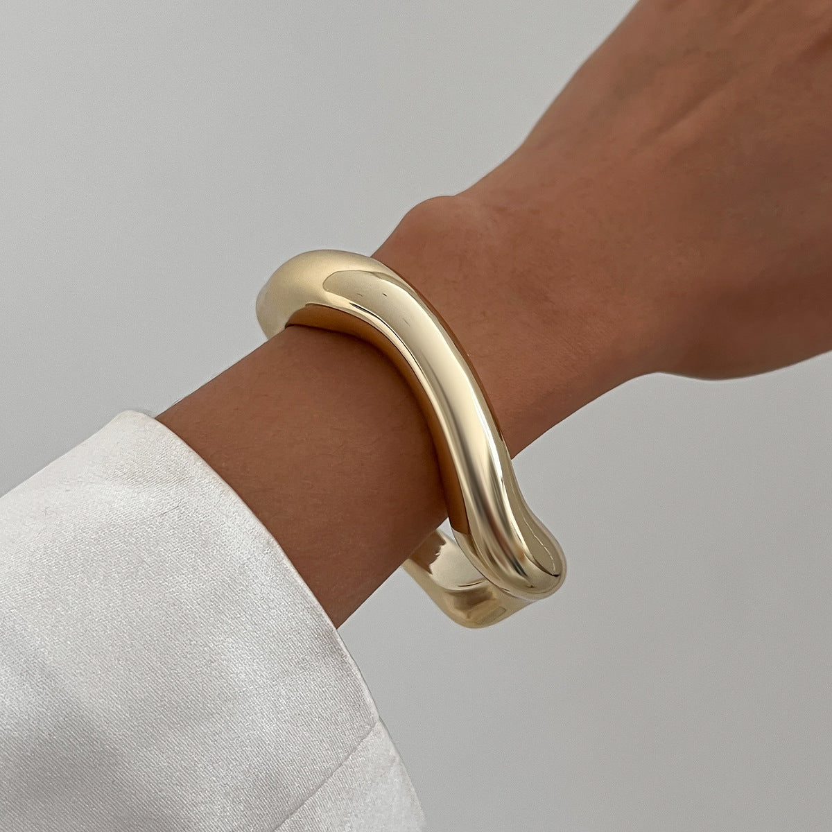 Avarie Liquid Glow Cuff