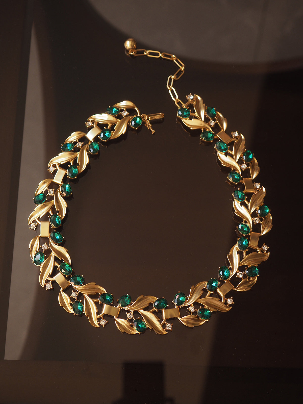 Era Leaf Necklace