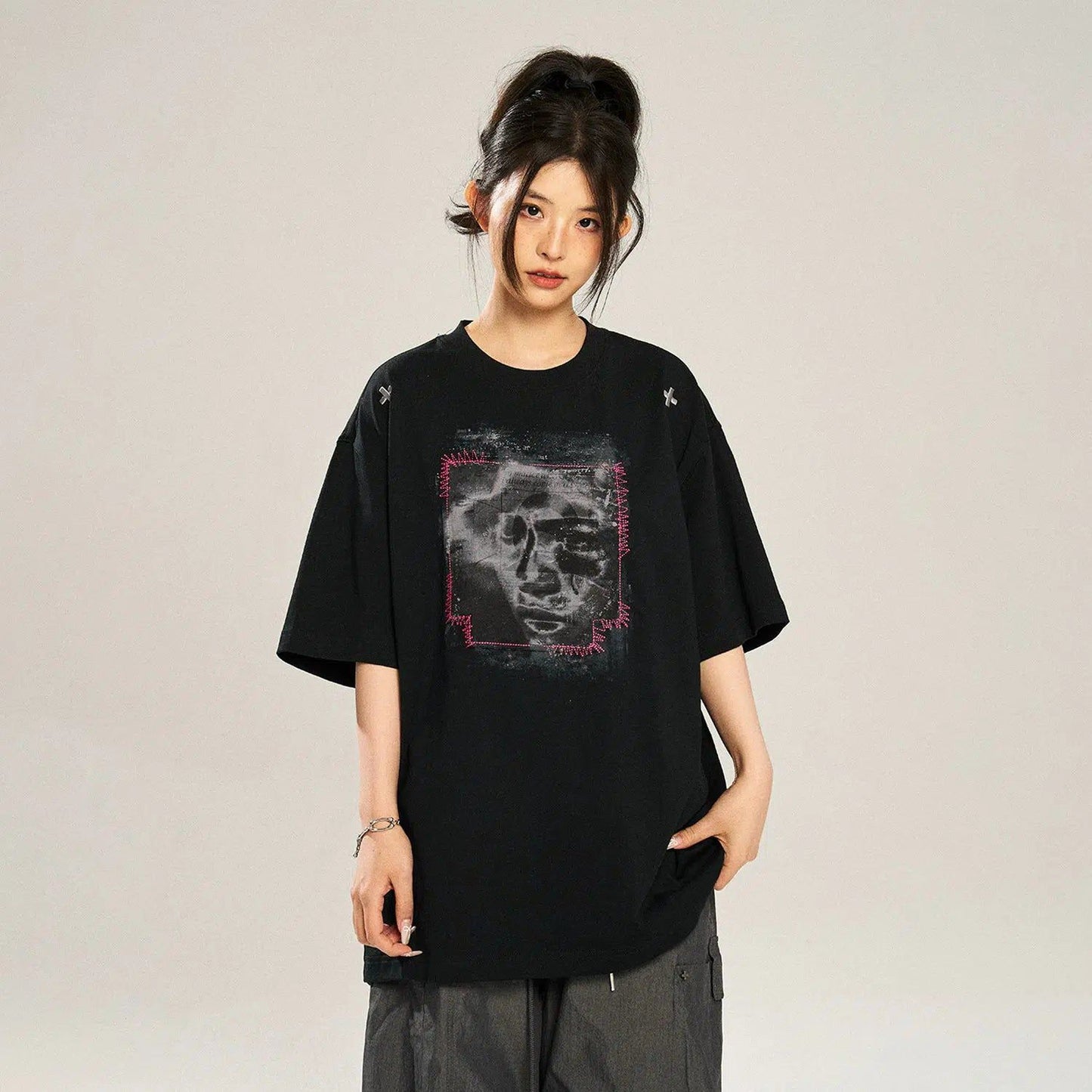T-shirt With Face Chalk Smudge Design