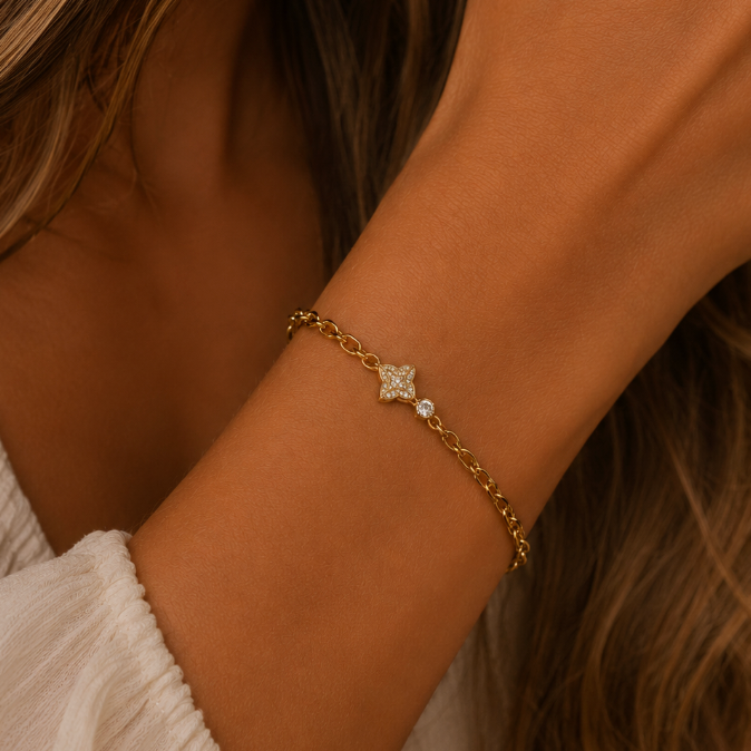 “dupont” Pavé Clover Bracelet – Gold Adjustable Chain With Diamond-look Clover Charm