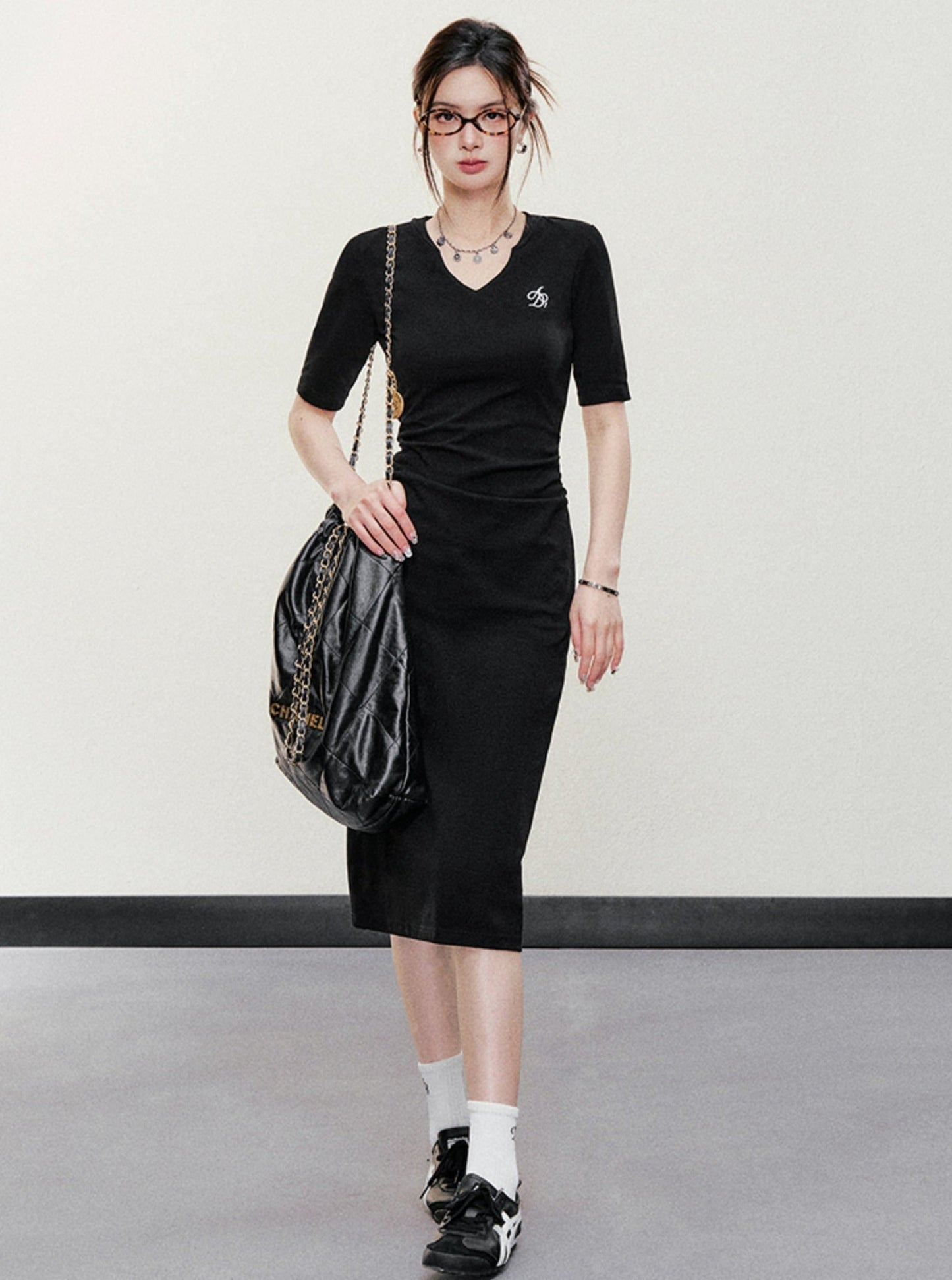 Sleek V-neck Midi Dress: Figure-hugging Bodycon With Elbow-length Sleeves in Heather Gray and Black