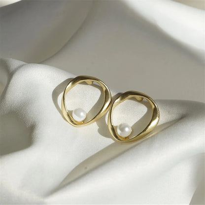 Cilla Minimalist Pearled Earrings