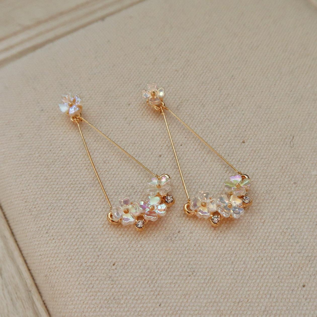 [sample ] Sabrina Dangly Flower Earrings