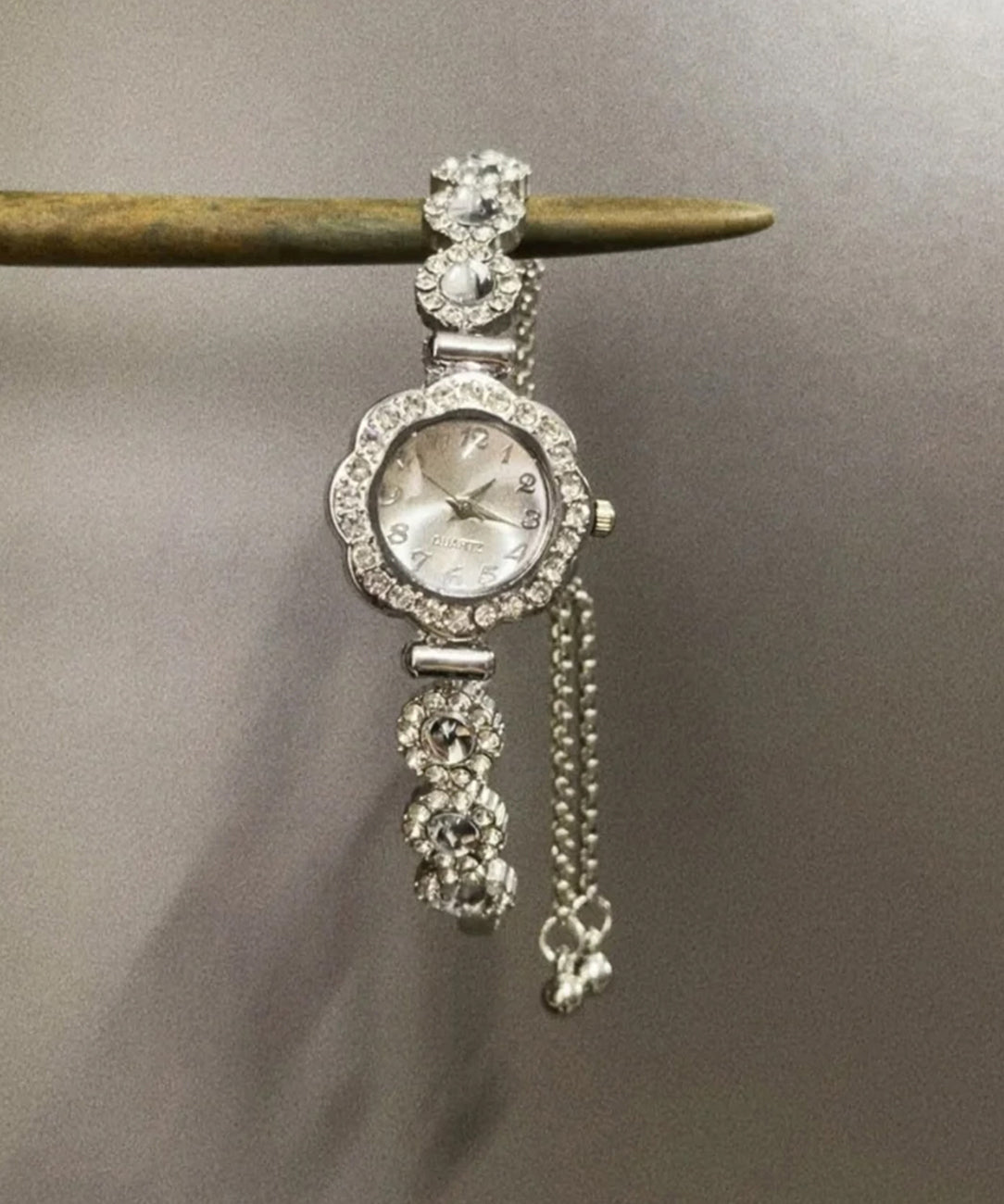 Fine Silk Alloy Zircon Gem Stone Pull-out Watches