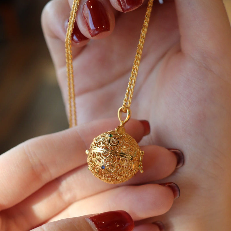 [] Flower Ball Locket Necklace