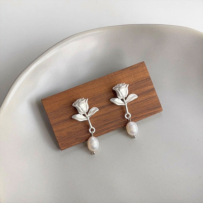 [] White Rose Pearl Earrings