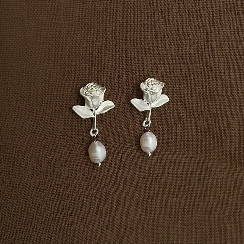 [] White Rose Pearl Earrings