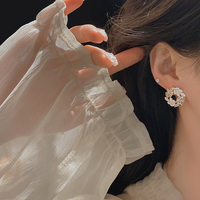 [] Wreath Stud Earrings